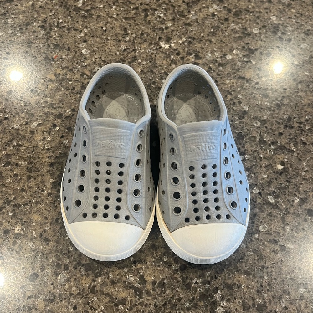 Native Jefferson toddler slip on shoes size 6 (C6) in pigeon grey/shell white